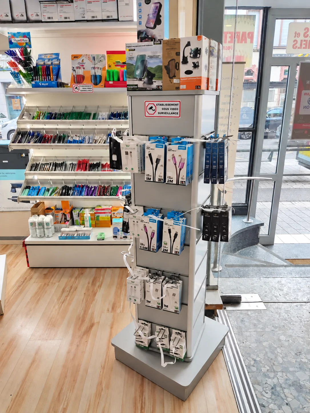 Présentoir de câbles et supports pour smartphone chez Print’ Neudorf
