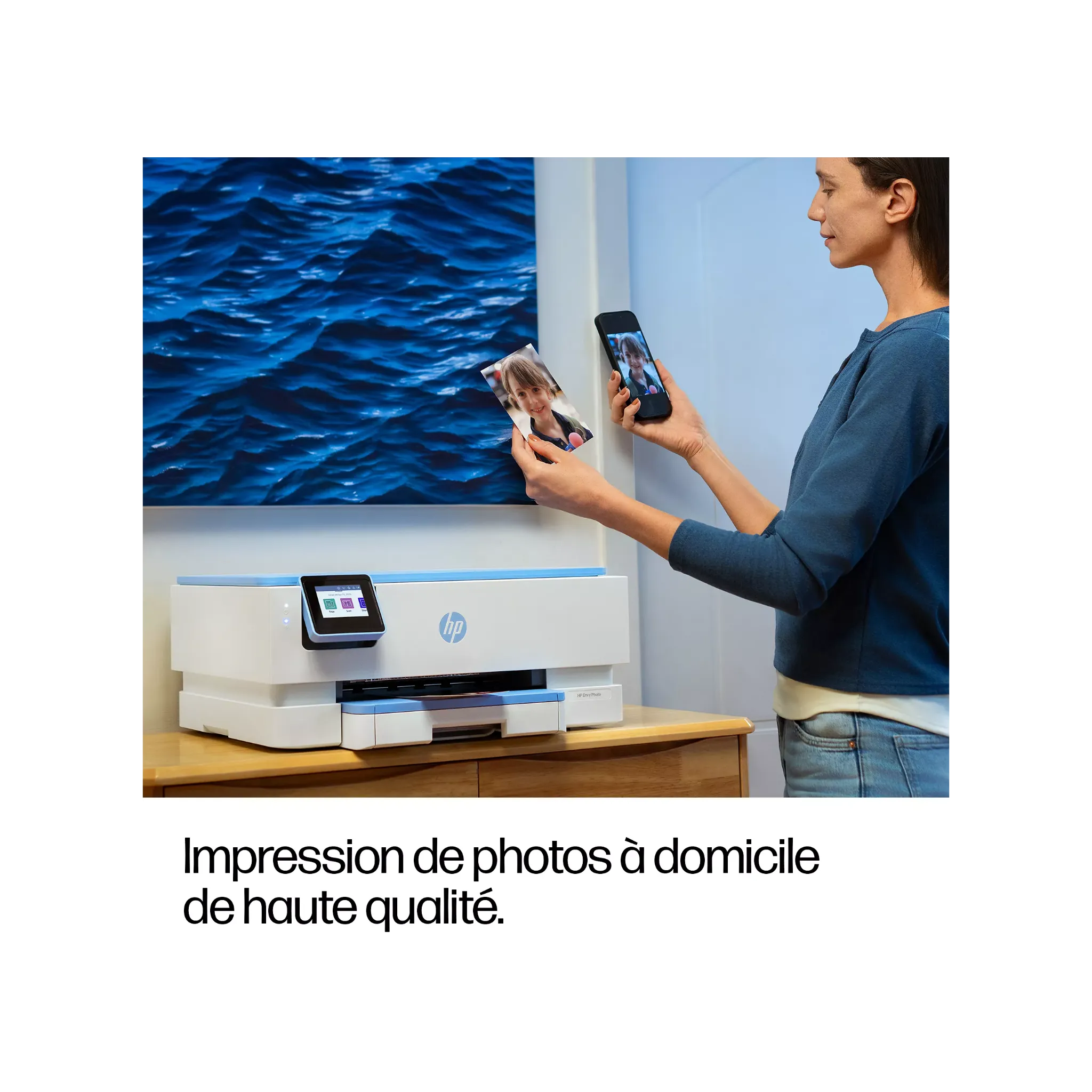 HP ENVY Photo 7231 blanche et bleu nuage en situation avec impression photo depuis un smartphone