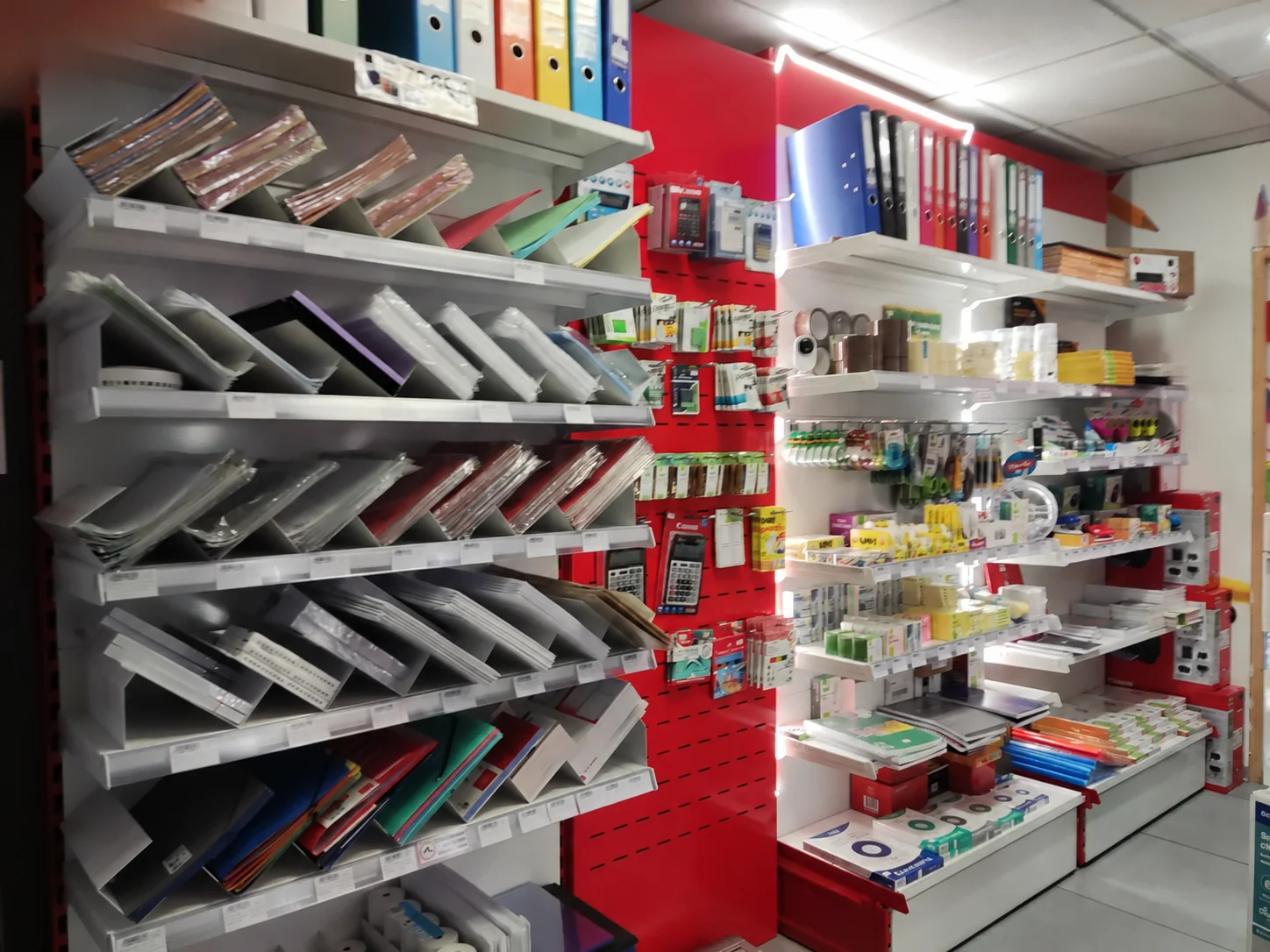 Rayon de cahiers, classeurs et fournitures de bureau chez Print’ Neudorf à Strasbourg