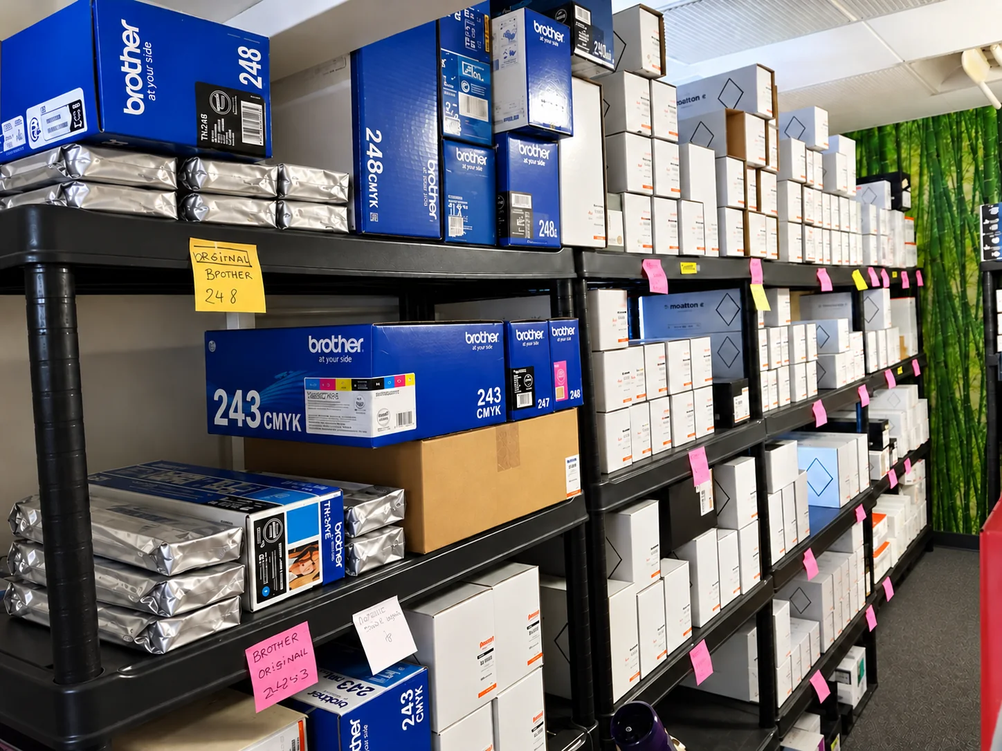 Stock de toners sur les étagères de la réserve Print’ Neudorf à Strasbourg
